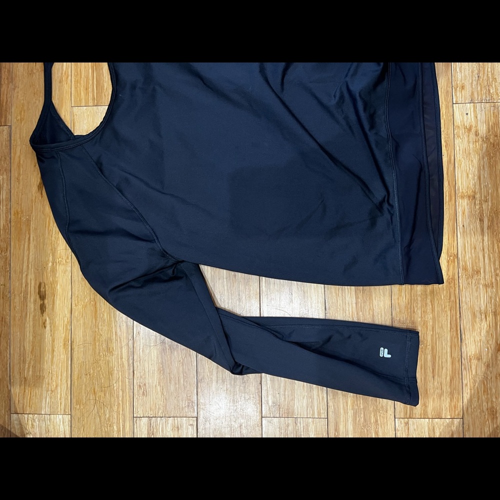 SUPER CUTE WORKOUT BLACK LONG SLEVE! Hardly worn in great condition.